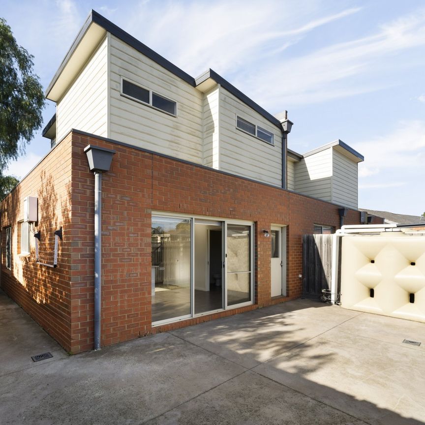 Two Bedroom Townhouse In Sunbury's Tranquil Pocket - Photo 1