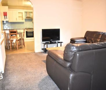 5 bedroom semi-detached house to rent - Photo 2