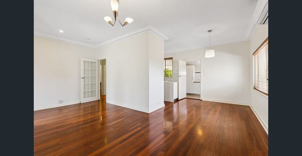 White picket charmer with modern comforts - Photo 1