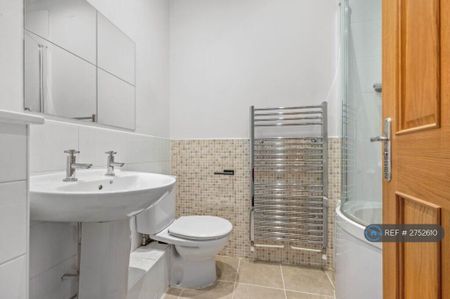 1 bedroom in a house share to rent - Photo 2