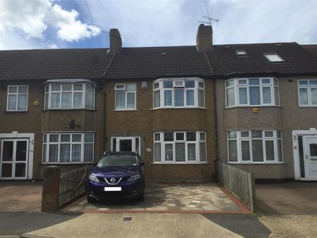 Grosvenor Crescent, Hillingdon, Middlesex, UB10 9EX - Photo 2