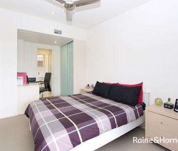 Modern, Partly Furnished, Great Location walk to UQ - Photo 2