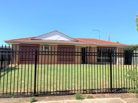 3 Bedroom Family Home with Large Back Yard - Photo 2