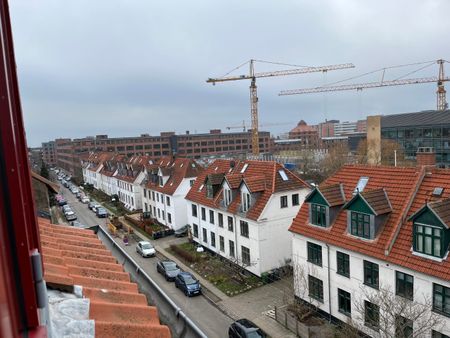 Møbleret og istandsat 2 værelses lejlighed med hyggelig altan øverst i ejendommen - Photo 3