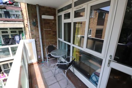 3 bedroom flat to rent - Photo 4