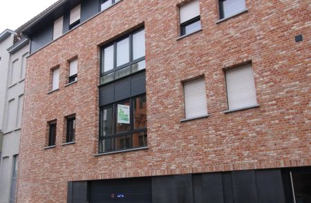 Appartement met twee slaapkamers en autostaanplaats in centrum Roeselare - Photo 2