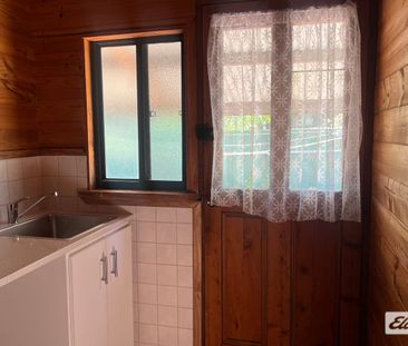 Cosy Coastal Cabin Living - Photo 4