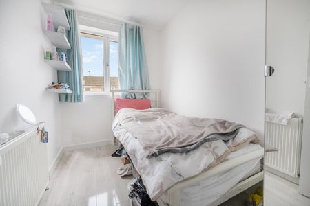 Holmcroft, CRAWLEY - Photo 2