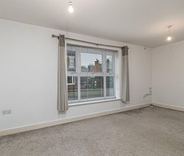 2 bedroom ground floor flat to rent - Photo 2