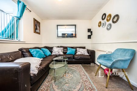 2 bedroom maisonette to rent Twitchen Lane, Furzton, Milton Keynes, Buckinghamshire, MK4 - Photo 4