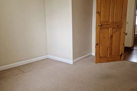 Oakfield Crescent - Photo 3