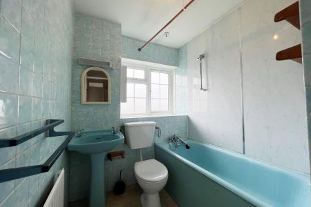 2 bedroom end of terrace house to rent - Photo 3