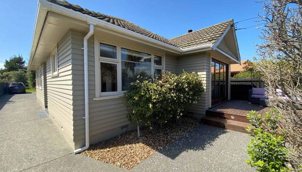 NEW BRIGHTON - 3 BEDROOMS, 1.5 BATHROOMS, LOGBURNER, HEATPUMP, DOUBLE GARAGE - Photo 1