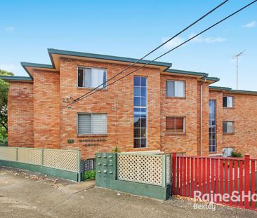 Charming & Convenient Two Bedroom Apartment - Central Location - Photo 2