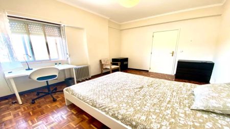 Room in a shared 4-bedroom apartment for rent in Lisbon, bills included, only students - Foto 3