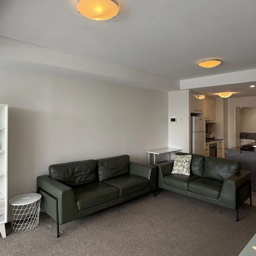 FURNISHED APARTMENT WITH CITY VIEWS IN A PRIME SOUTH BRISBANE LOCATION - Photo 1