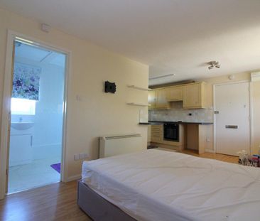 1 bedroom Flat To Let - Photo 3