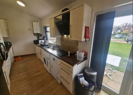 6 Bed - 3 Becketts Park Drive, Headingley, Leeds - LS6 3PD - Student - Photo 3