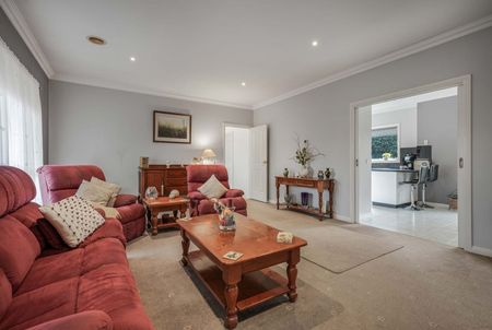 IMMACULATE FAMILY HOME IN GREAT LOCATION - Photo 2