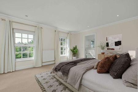 A grand mansion house in a prestigious private road location a short drive from both Esher and Cobham, ideally located for the ACS International School. - Photo 4