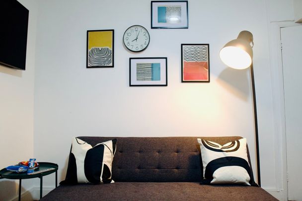 2 Bed Flat, Barking Road, E16 - Photo 1