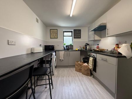 1 bedroom in a house share to rent - Photo 3