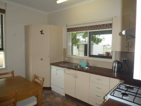CHARMING 3 BED COTTAGE – 6 MONTH LEASE ONLY - Photo 4