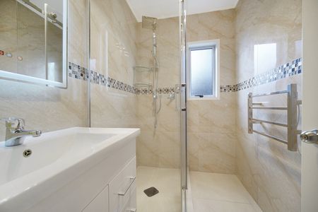 Modern 4-Bedroom Beauty in Wiri - Photo 5