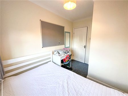 Larchwood Drive, Englefield Green, Egham, Surrey, TW20 0SH - Photo 4