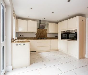 4 bedroom end of terrace house to rent - Photo 5