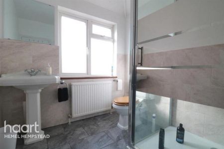 1 bedroom in a house share to rent - Photo 4