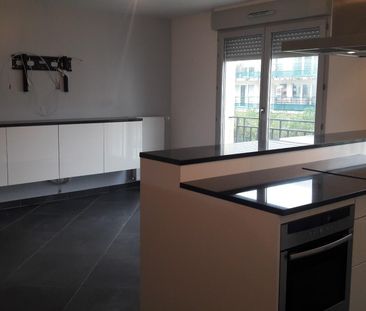 location Appartement T5 DE 97.26m² À TRAPPES - Photo 3