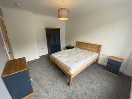 3 bedroom flat to rent - Photo 4