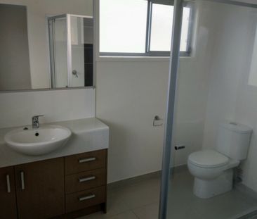 Spacious modern two storey family home with a large yard - Photo 5