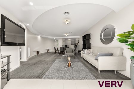 FULLY FURNISHED SPACIOUS THREE BEDROOM APARTMENT - Photo 2