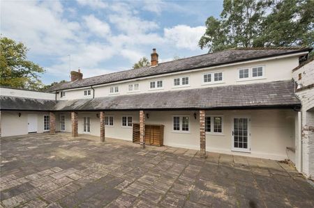 An idyllic country home, refurbished to a high standard set in the village of Dunsfold. - Photo 3