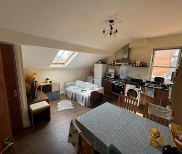 4 bedroom flat to rent - Photo 2