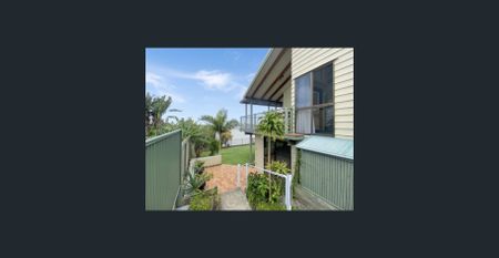 Great location with ocean views! Potential for dual living! - Photo 3