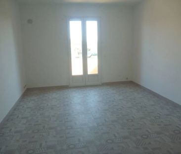 Location Appartement 2 pièces 38m² ST LAURENT DU VAR 06700 - Photo 2