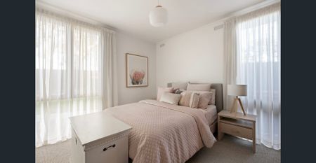 Elegant Family Living with Pool in Prime Kennington Location - Photo 5