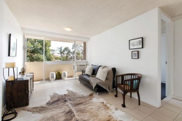 Light filled; ticks all the boxes! - Photo 1