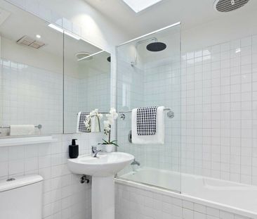 TOWNHOUSE STYLE APARTMENT - Photo 5