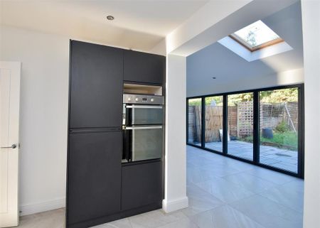 3 bedroom semi-detached house to rent - Photo 4