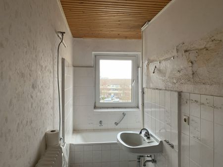 AN SELBSTRENOVIERER! Ostpreußenring, helle 3 Zi.-Whg. ca. 73qm im 3 OG, SOFORT FREI - Photo 4