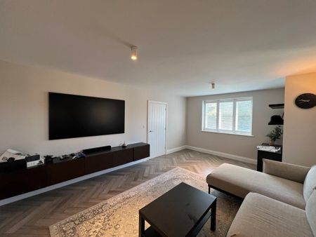 Horley 4 bedroom house to rent - Photo 2