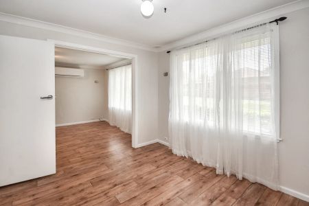 Private Villa Backing onto Open Reserve – Peaceful South Orange Location - Photo 4