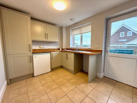 4 bedroom semi-detached house to rent - Photo 5