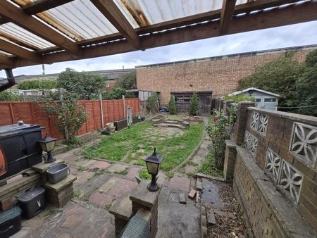 3 bedroom terraced house to rent - Photo 2