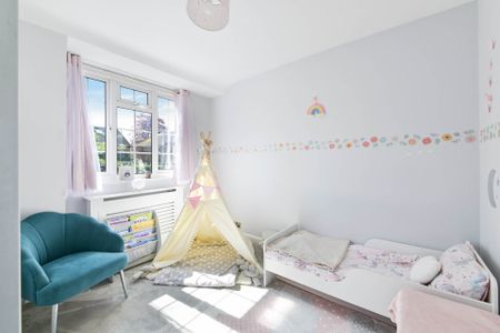 Ruden Way, Epsom - Photo 2