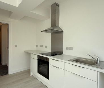 1 bedroom Flat To Let - Photo 2